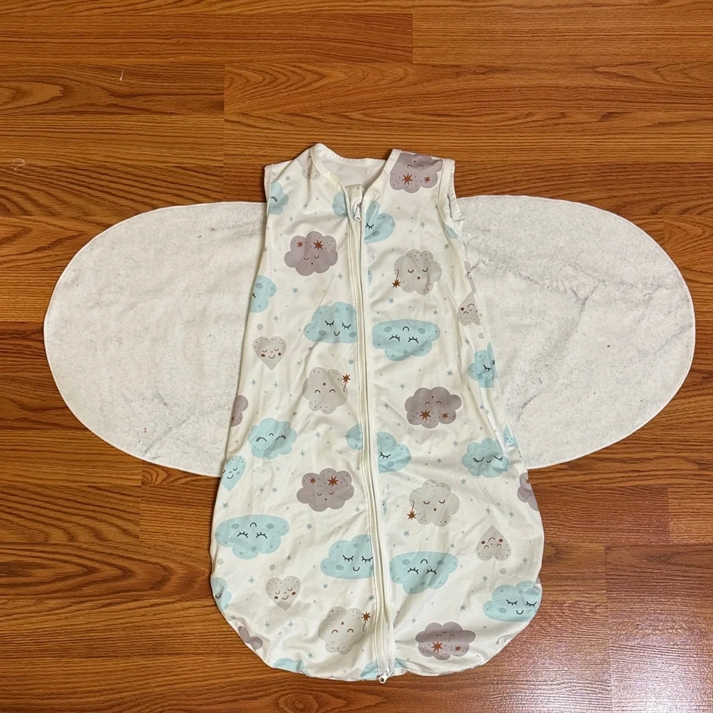 ⚠️ 2 Swaddle Blankets with Cloud and Star Patterns⚠️